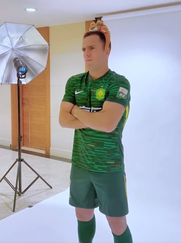 塞爾吉尼奧將迎國安首秀，博主曬其一個月前標準照拍攝花絮