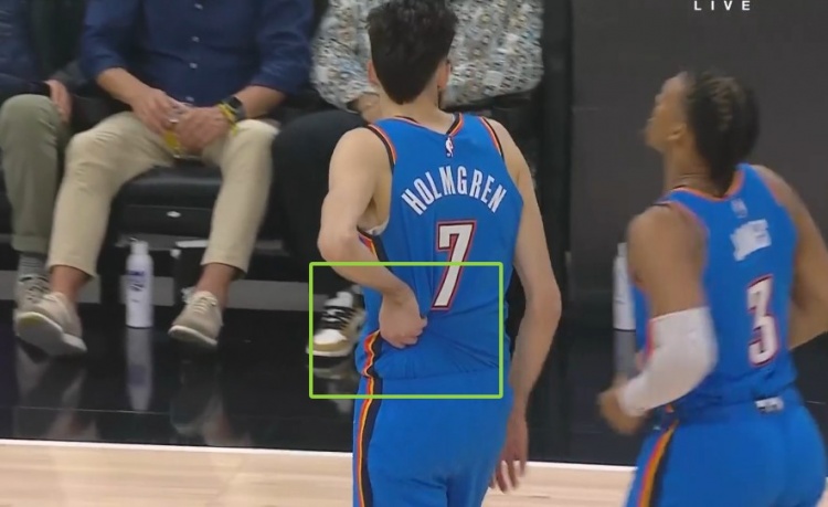 稍有不適！切特扣籃+蓋帽后捂著腰部左側 但繼續堅持出戰