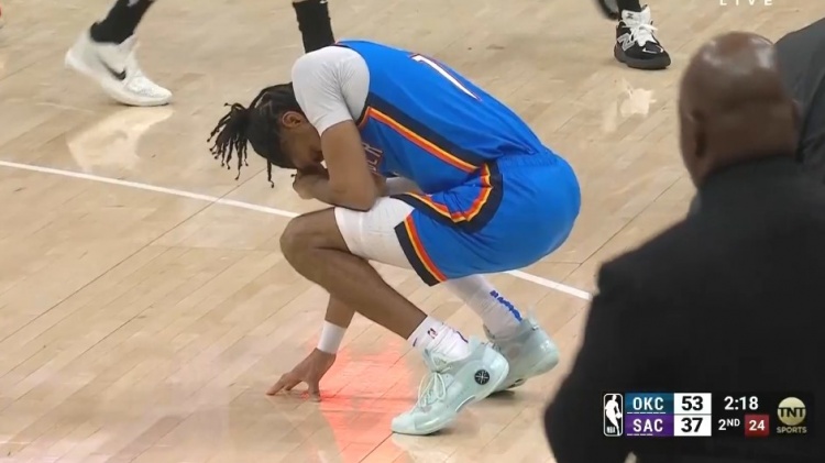 暈乎了！以賽亞-喬和埃利斯爭搶球 被后者坐到臉部貼地&下場檢查