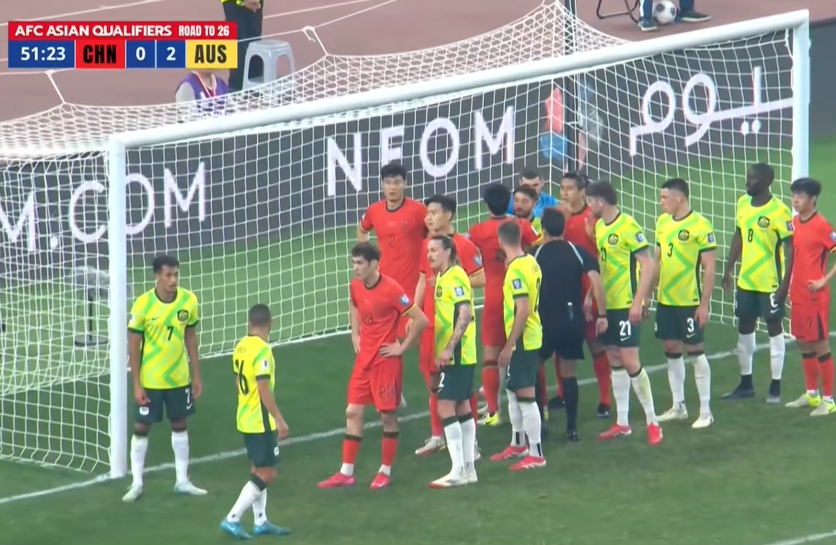 國(guó)足角球布置：門前扎人堆，困住澳大利亞1米84門將瑞安