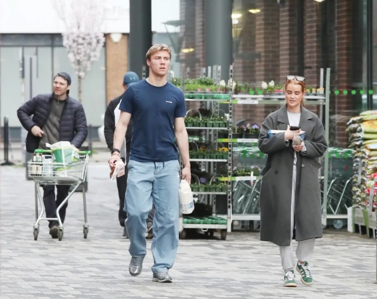 太陽報：曼聯前鋒霍伊倫近日與女友現身超市購買生活用品