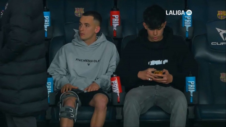 早日康復！卡薩多換發型+佩戴護具觀看巴薩vs奧薩蘇納