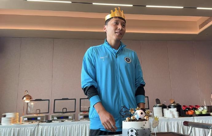 深圳新鵬城俱樂部為張衛辦32歲生日儀式：生日快樂