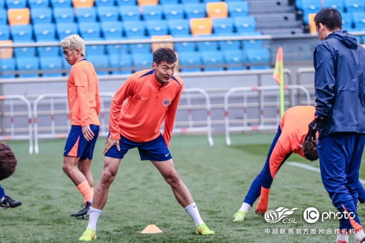 球隊完成在泰達足球場的踩場訓練，明日前來天津的球迷注意添衣