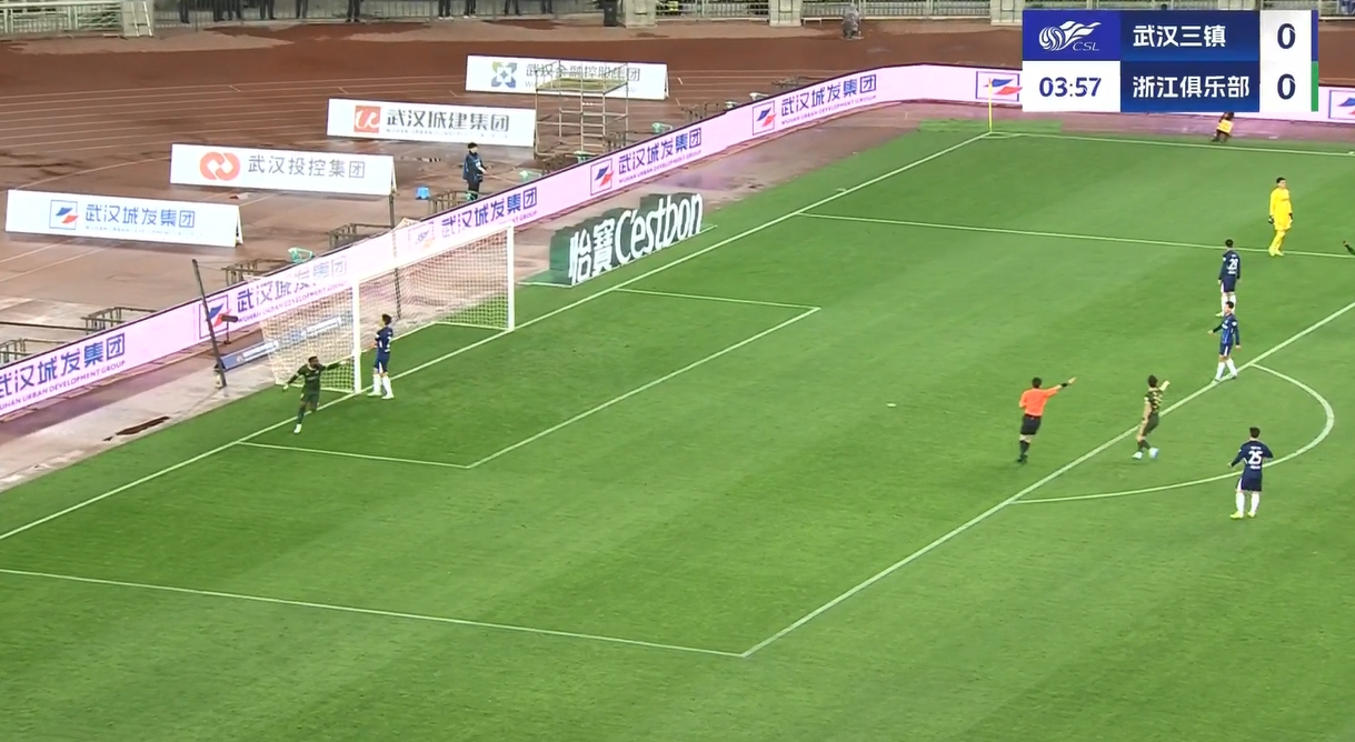 又是門將送禮！邵鏷亮出擊撞倒隊(duì)友送空門，布彭扎輕松破門