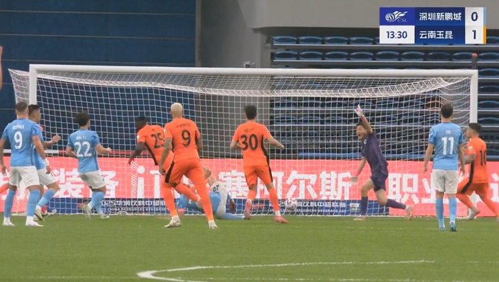 處子球！奧斯卡點(diǎn)射被撲+補(bǔ)射破門(mén)，玉昆1-0領(lǐng)先新鵬城