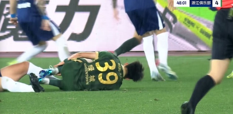 看著都痛！王鈺棟背后遭兇狠犯規(guī)受傷下場(chǎng) 賽后采訪表示并無(wú)大礙