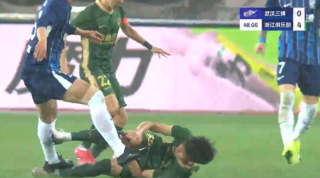 王鈺棟傷退！鄭凱木身后絆倒+踩中王鈺棟腳踝，后者被擔架抬下