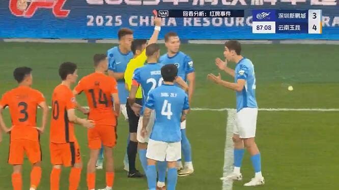 還不清楚狀況！裁判看完VAR給拜合拉木直紅，后者抱頭一臉震驚