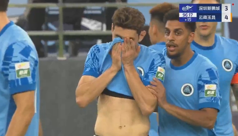 登場僅6分鐘！新鵬城剛扳回一球，拜合拉木揮拳擊打對手染紅！