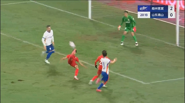 泰山20分鐘0-2落后梅州！楊超聲倒鉤破門&2場3球狂奔半場滑跪慶祝