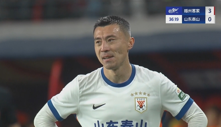 34分鐘0-3落后！36歲鄭錚苦笑36歲大雷沮喪 替補席黃政宇神態輕松