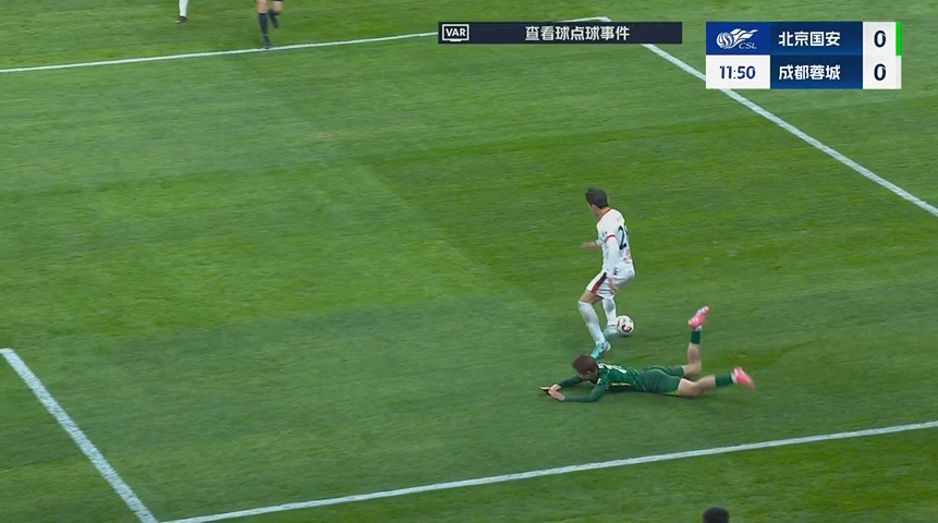 VAR介入超6分鐘！馬寧果斷判點&看VAR后維持原判，法比奧點射破門