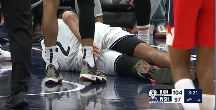 希望沒事啊！卡梅隆-約翰遜對抗防守平拍在地板上 已返回更衣室