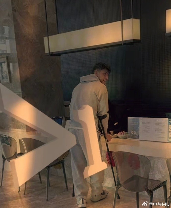 看著傷勢不輕，天津記者曬照：薩爾瓦多已經上了護具拐杖