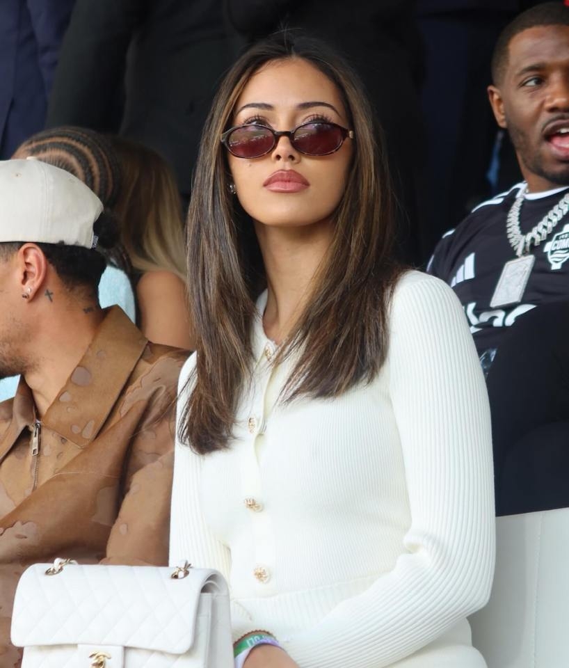 球場失意情場得意！阿里攜超模女友看球 后者大秀美腿&已交往3年