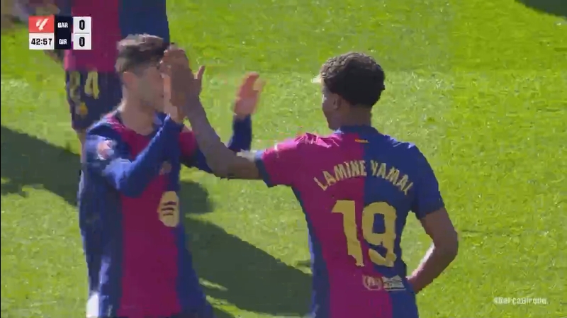 巴薩領(lǐng)先！亞馬爾任意球折射入網(wǎng)，赫羅納后衛(wèi)“手球送烏龍”