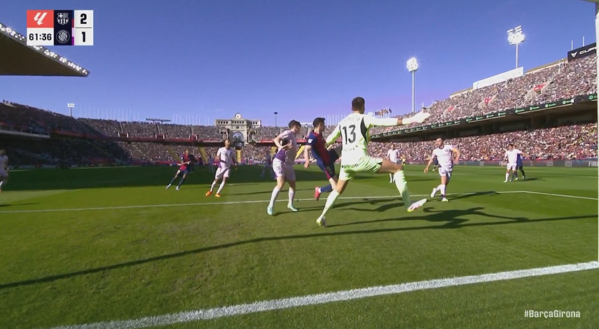 穿門將小門！萊萬高難度勾射破門，巴薩主場2-1再度領先赫羅納