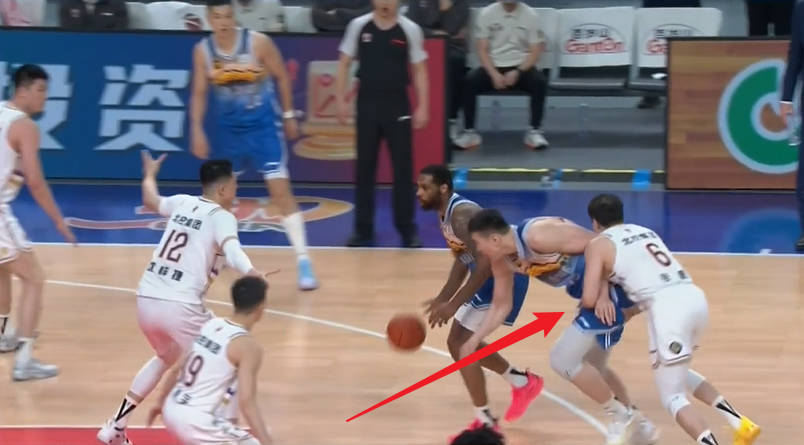 干哈呢？！張帆擠掩護掏襠李炎哲 裁判回放后判奪權犯規直接驅逐