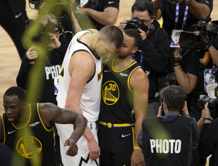 18+米遠！單賽季命中兩記60+英尺投籃的球員：約基奇、庫里