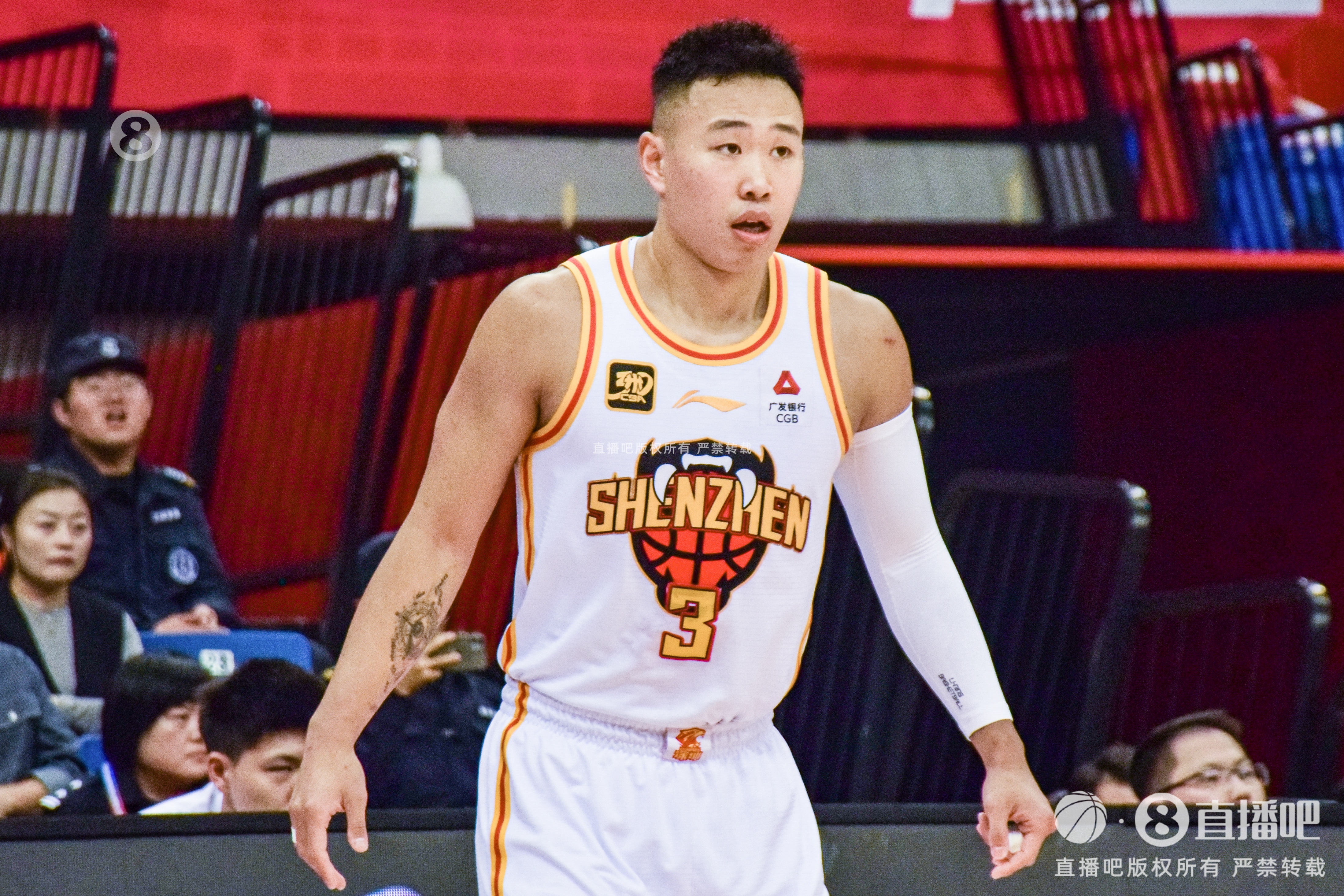 一人打一隊！賀希寧15中8砍半場最高22分 連續(xù)投進高難度三分