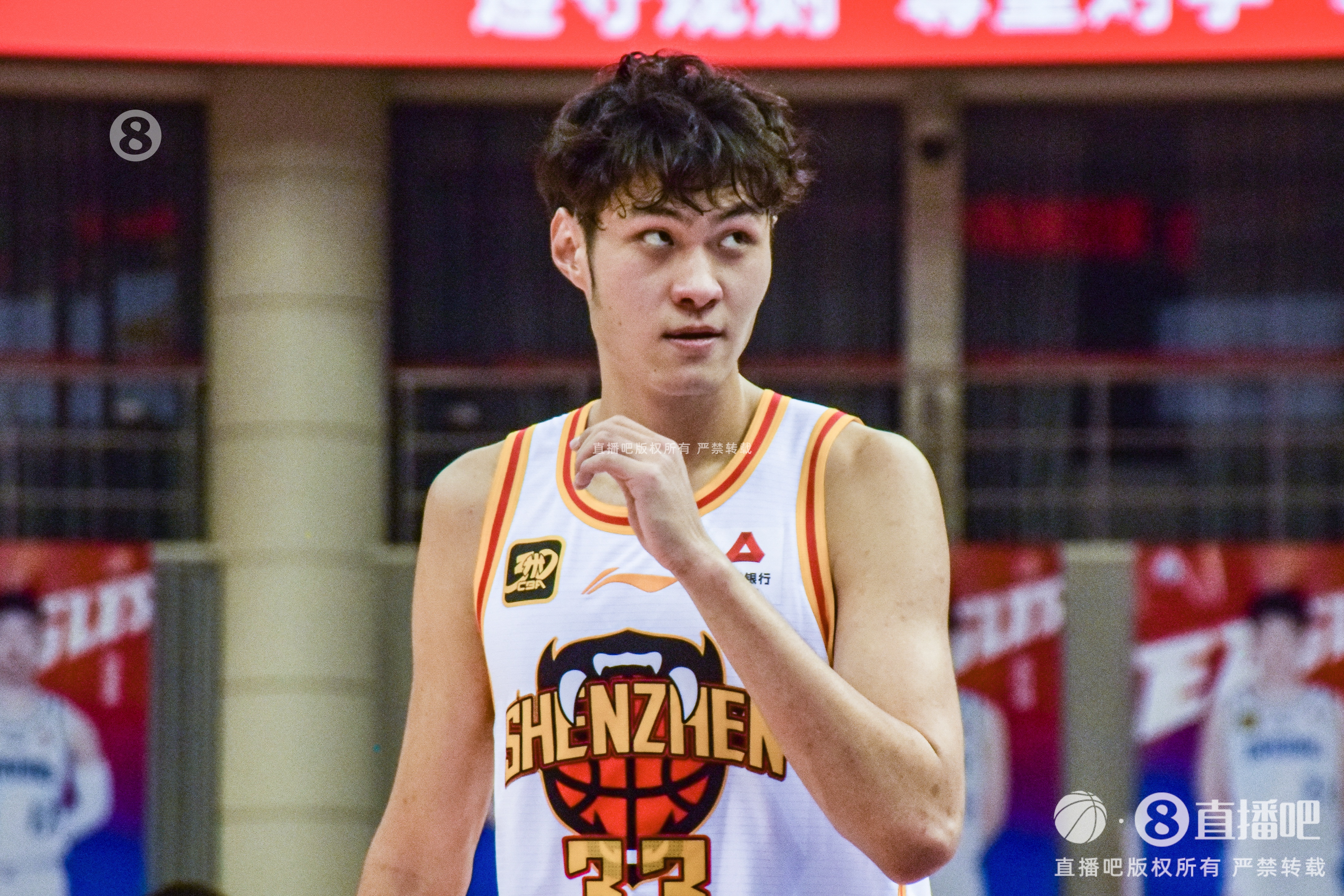 敢打敢拼！王浩然首節(jié)打滿12分鐘6中4拿到11分&上演反擊飛身劈扣