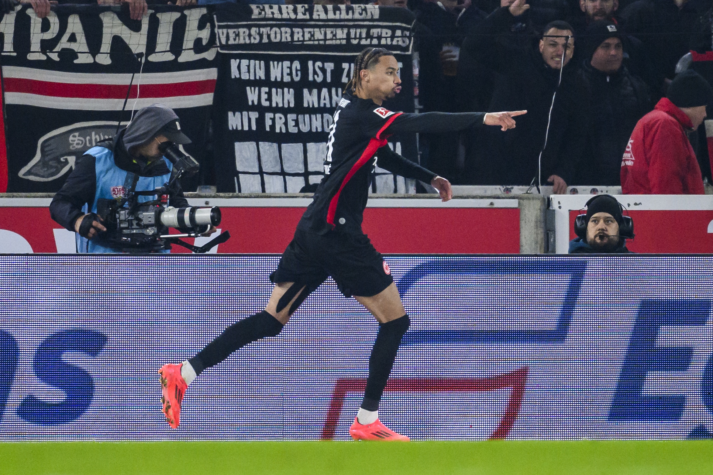 記者：曼聯(lián)正認(rèn)真考慮簽?；倏?，法蘭克福要價(jià)8000萬(wàn)歐