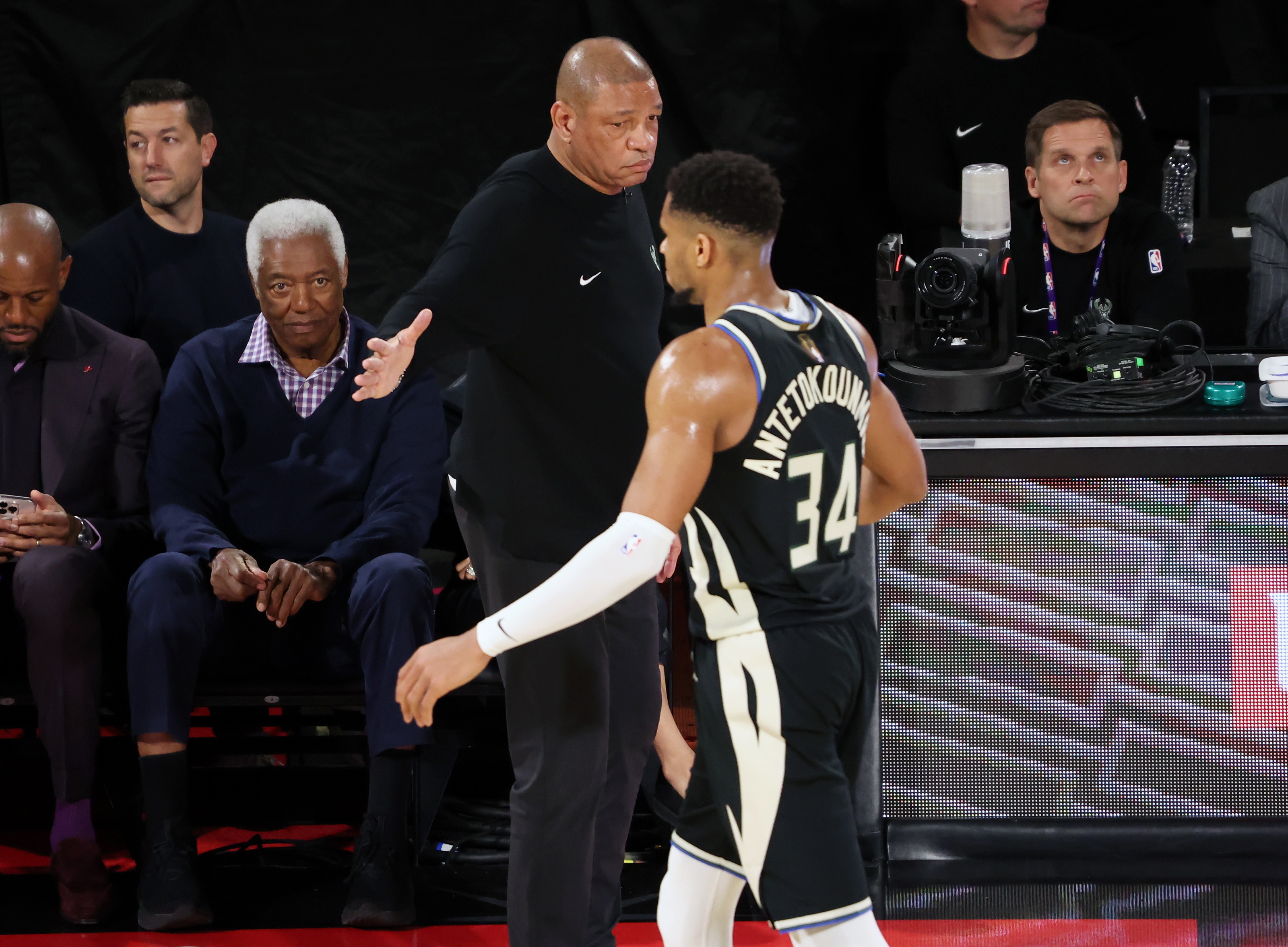 字母哥:現場播放我的致敬視頻時 老里教練一直在分散我的注意力