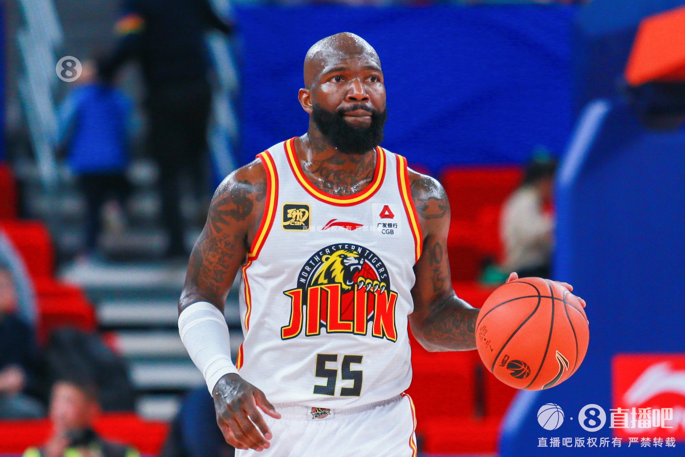 該歇歇了！多米尼克-瓊斯半場出戰(zhàn)20分鐘 10中6砍15分3板8助3斷