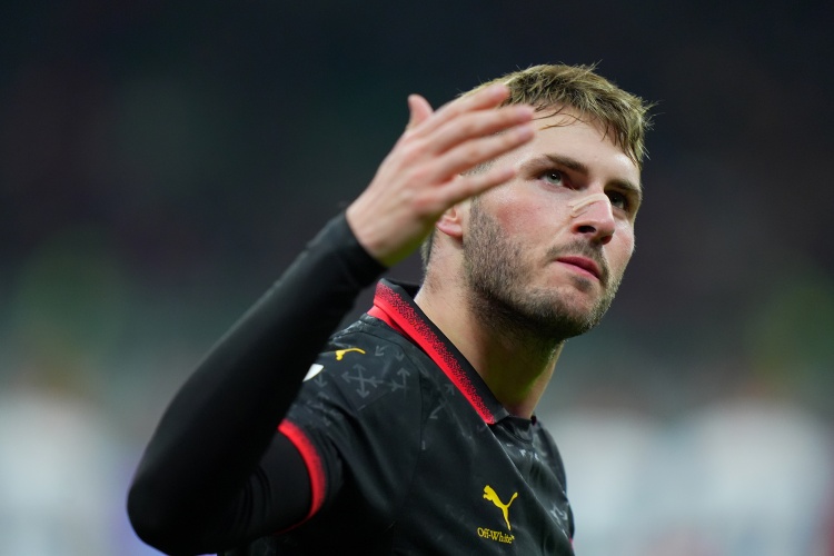 S-希門尼斯：我和妻子當(dāng)初是玩網(wǎng)絡(luò)游戲認(rèn)識(shí)的，她就住在我家附近