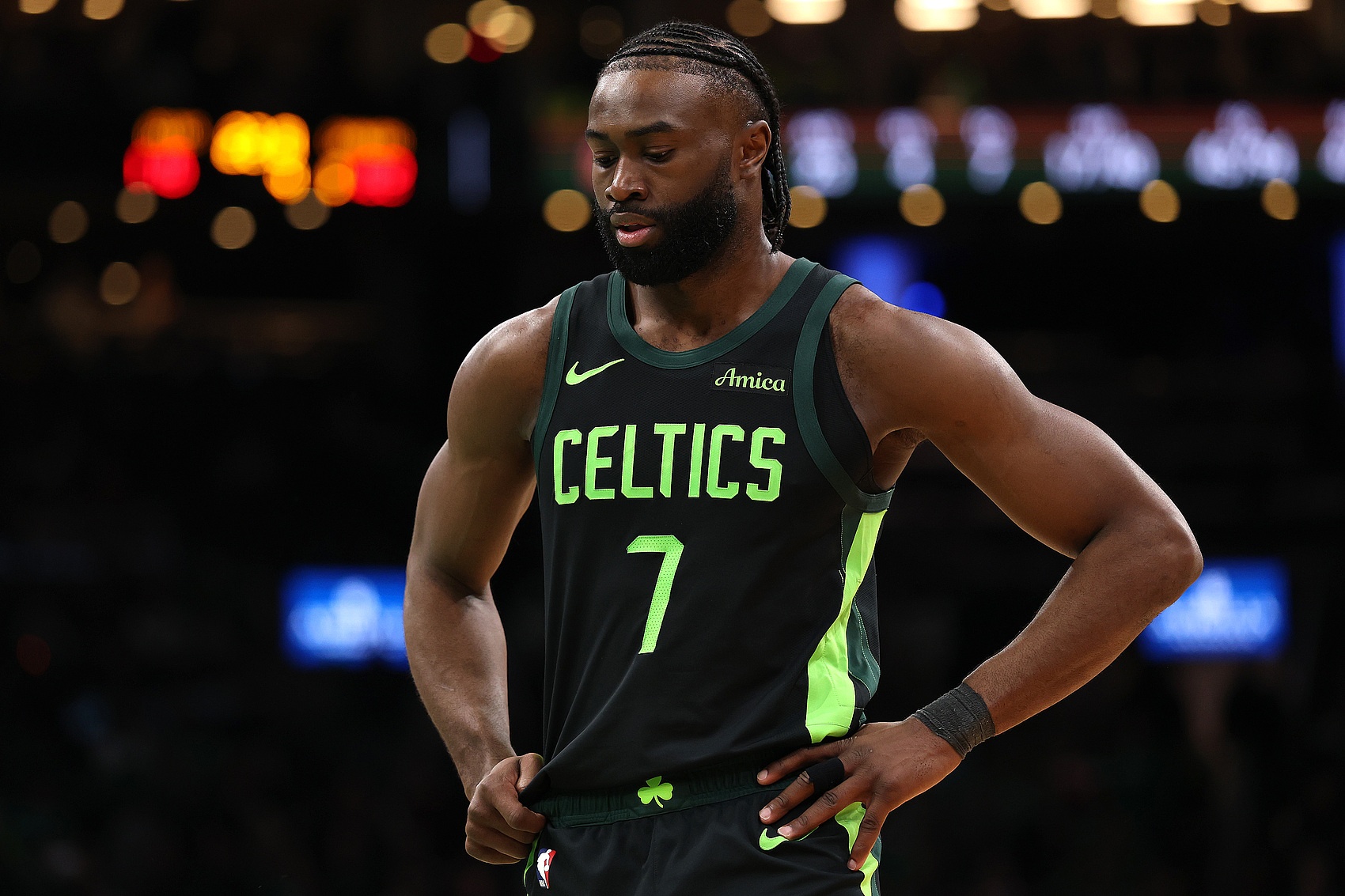 內外開花！杰倫-布朗半場9中5拿到16分 三分6中3