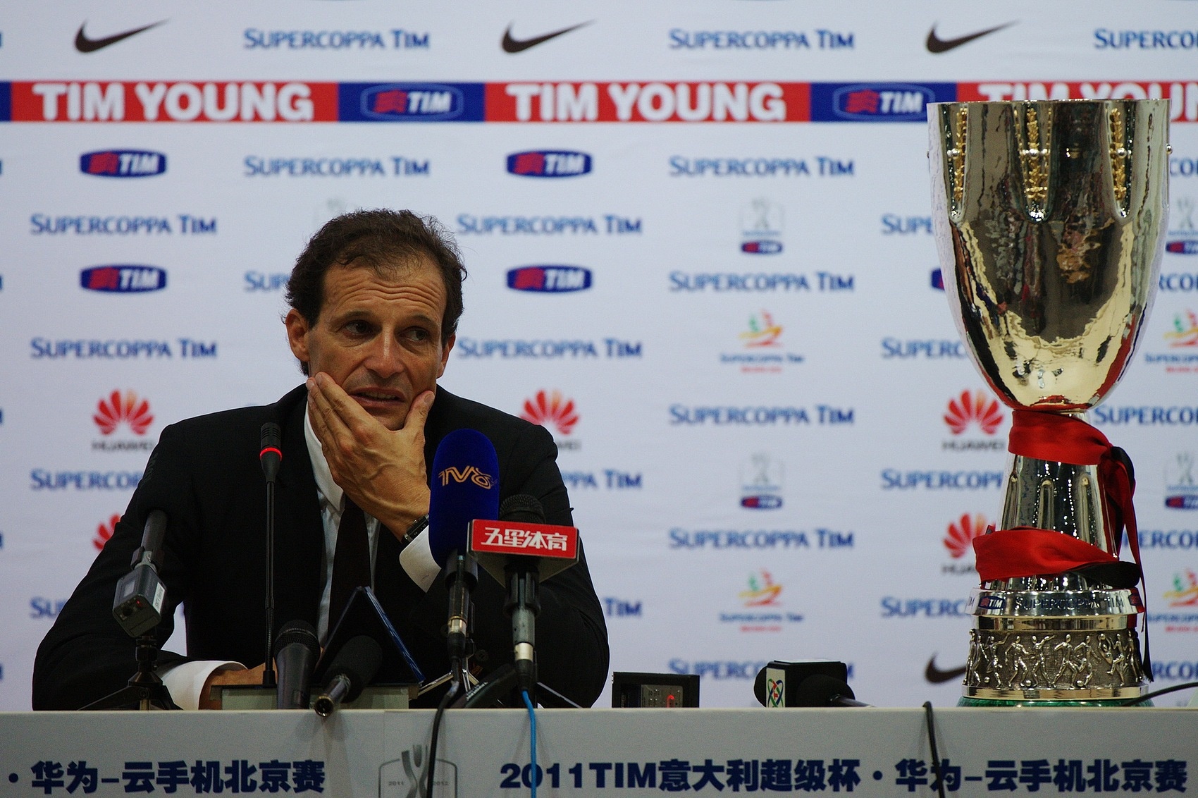 記者：小法和阿萊格里得到米蘭認(rèn)可， 但沒總監(jiān)就無法選擇新教練