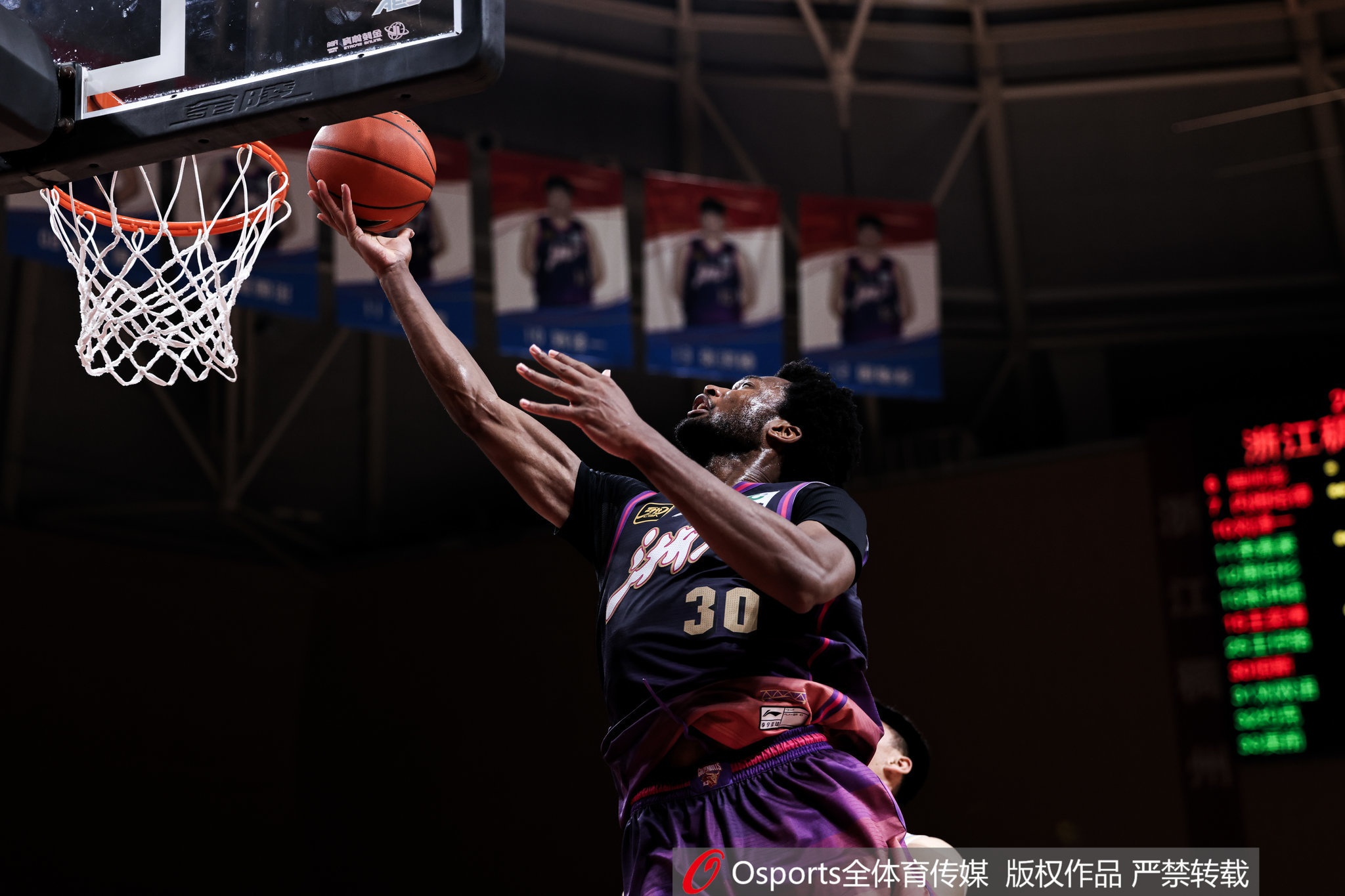 太全能！達米安-瓊斯打滿半場10中6拿下15分9板8助 正負值+31