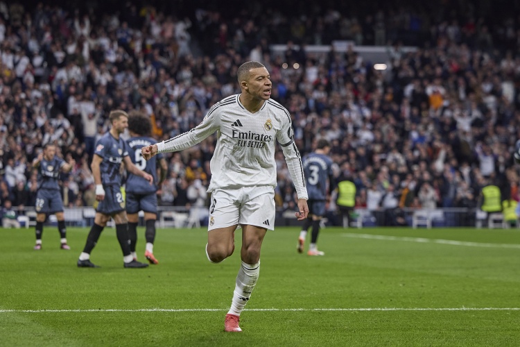 與弗蘭-加西亞配合破門，這是姆巴佩職業生涯第一次攻入任意球