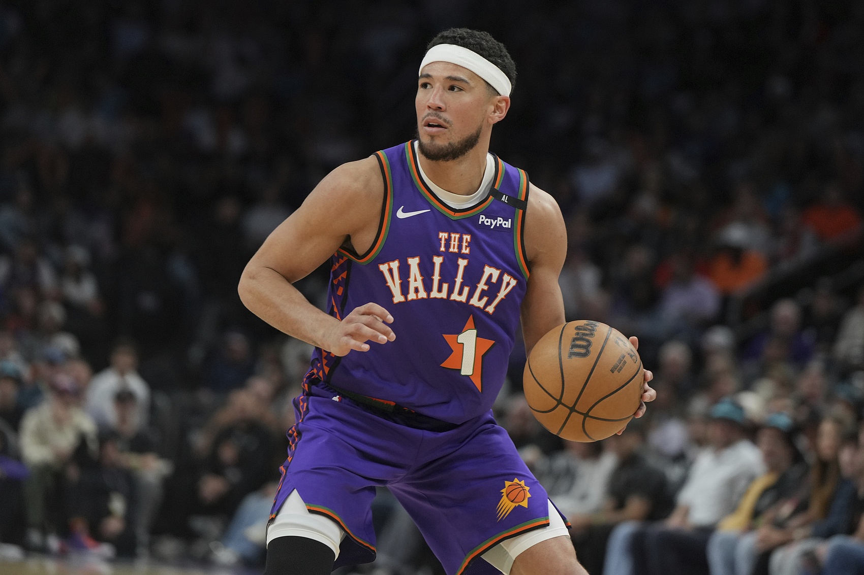 效率太差只能傳傳球！布克13中4拿到14分7板10助 正負(fù)值-33