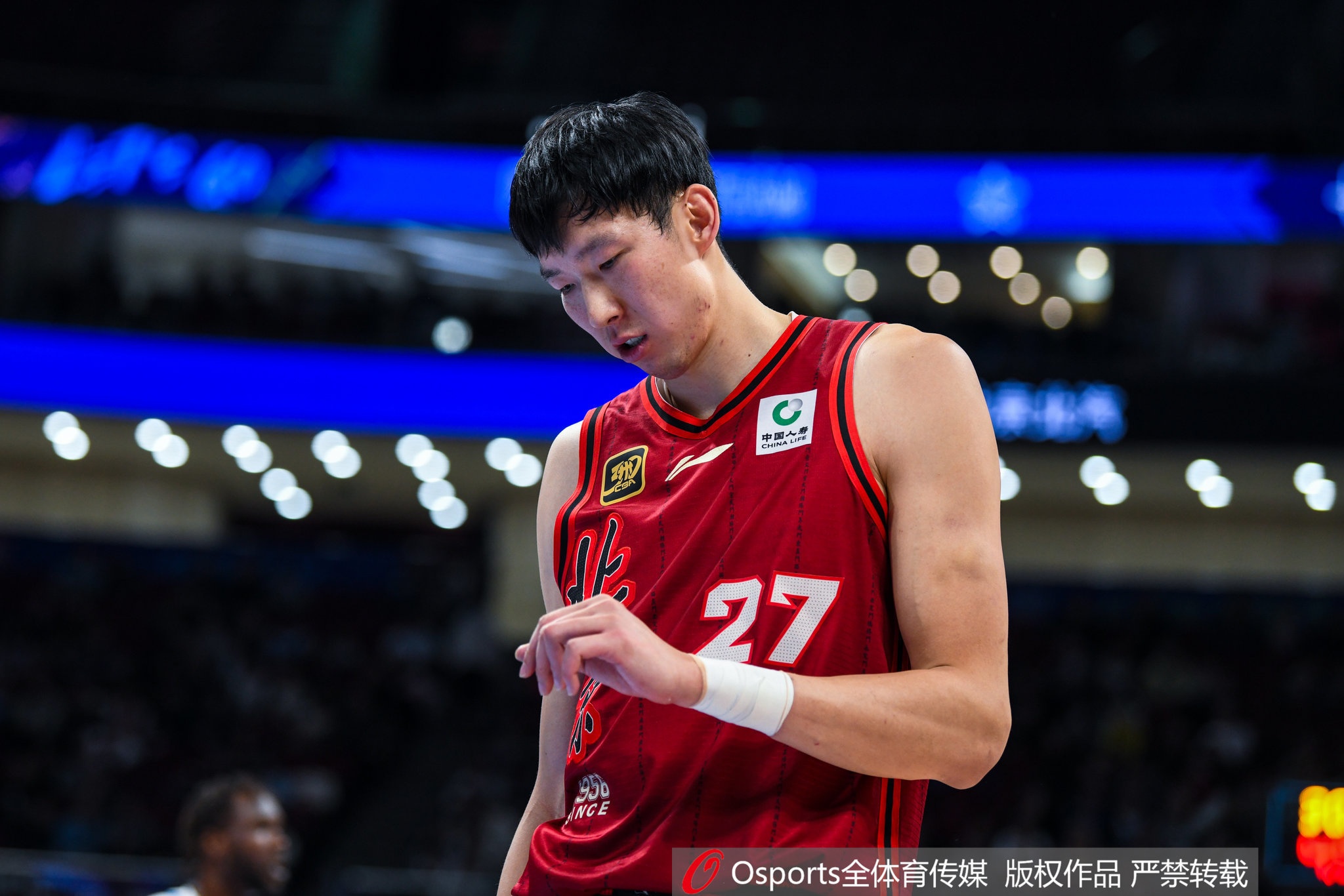 直播吧：周琦已經做完角膜縫合手術