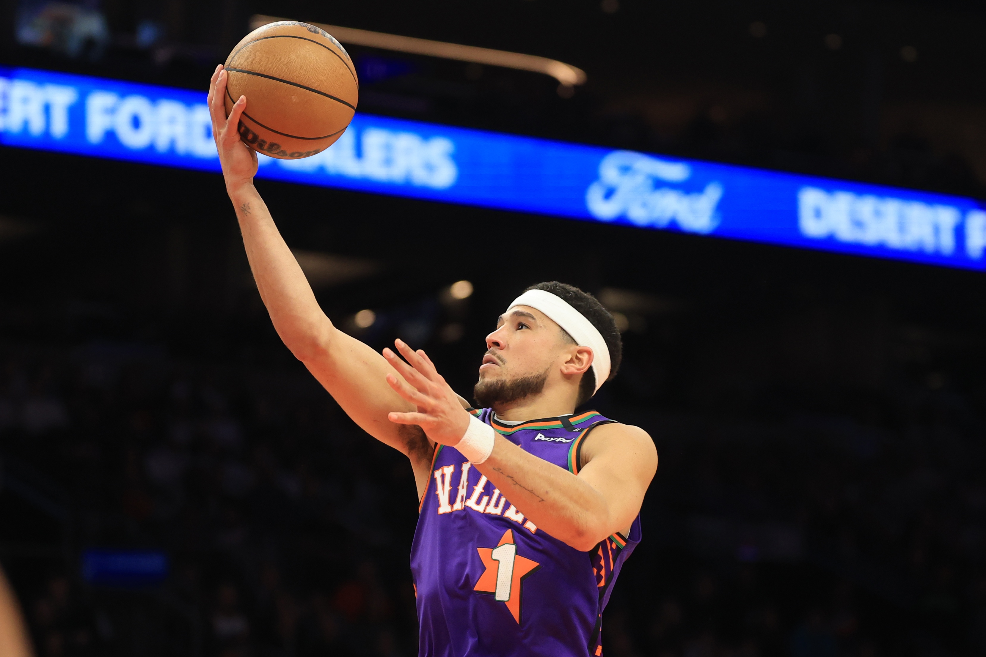 還需要做更多！布克半場7中3拿到9分5板6助