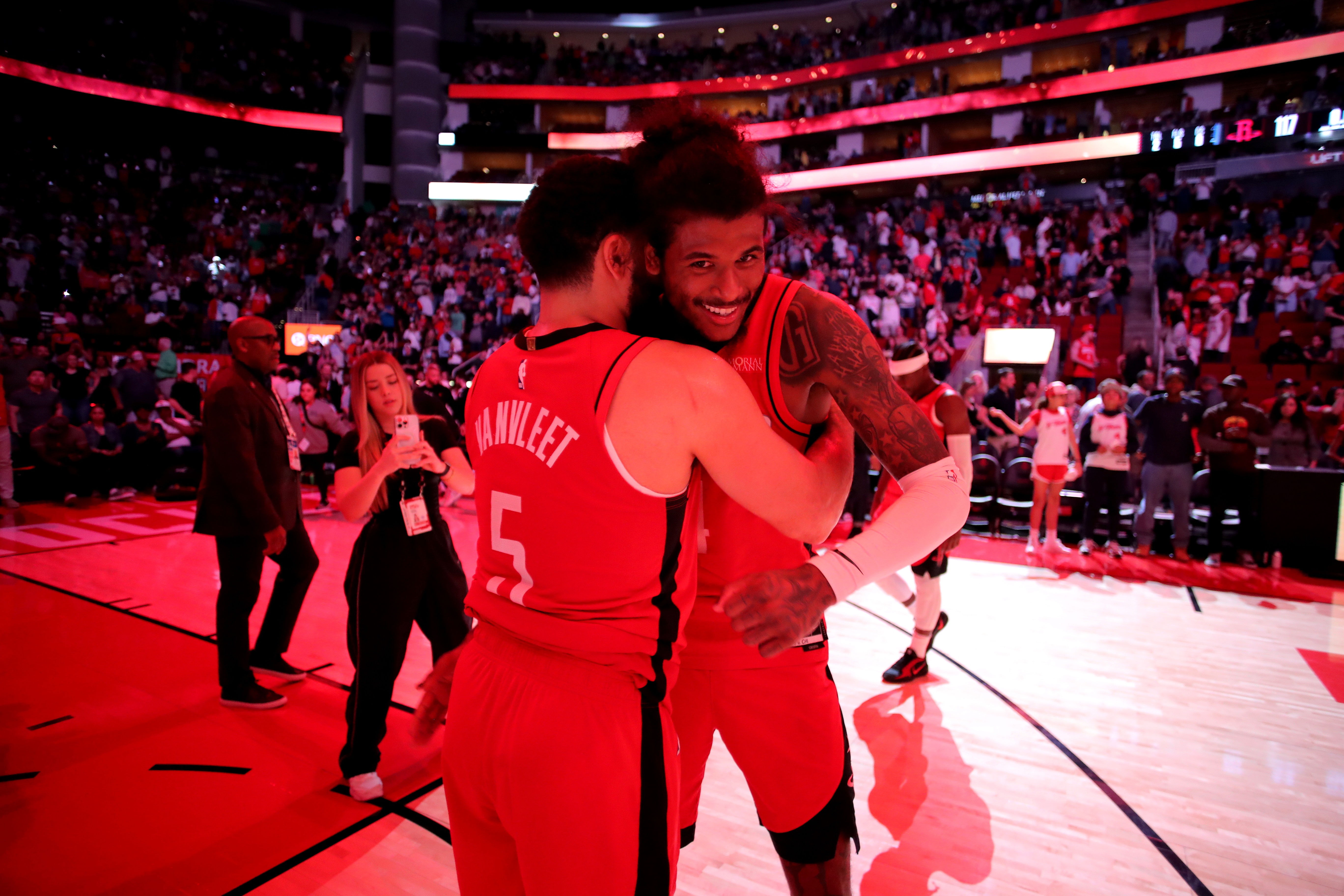 后場雙“鐵”衛(wèi)！首節(jié)杰倫-格林5中0但有4板4助 范弗里特5中1