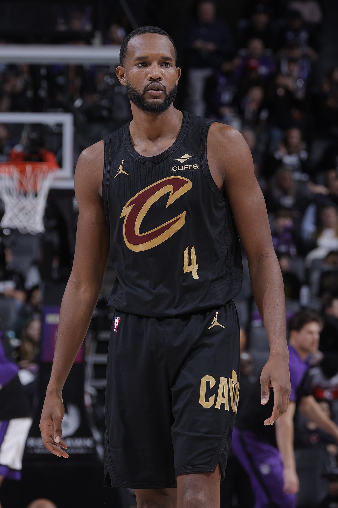 攻防全能！莫布里上半場10中5得到13分7板3帽