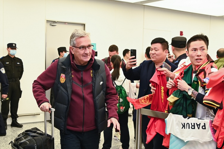 國足助教陳濤：開場就應(yīng)該跟對手磕，踢了5分鐘就感覺在收著踢