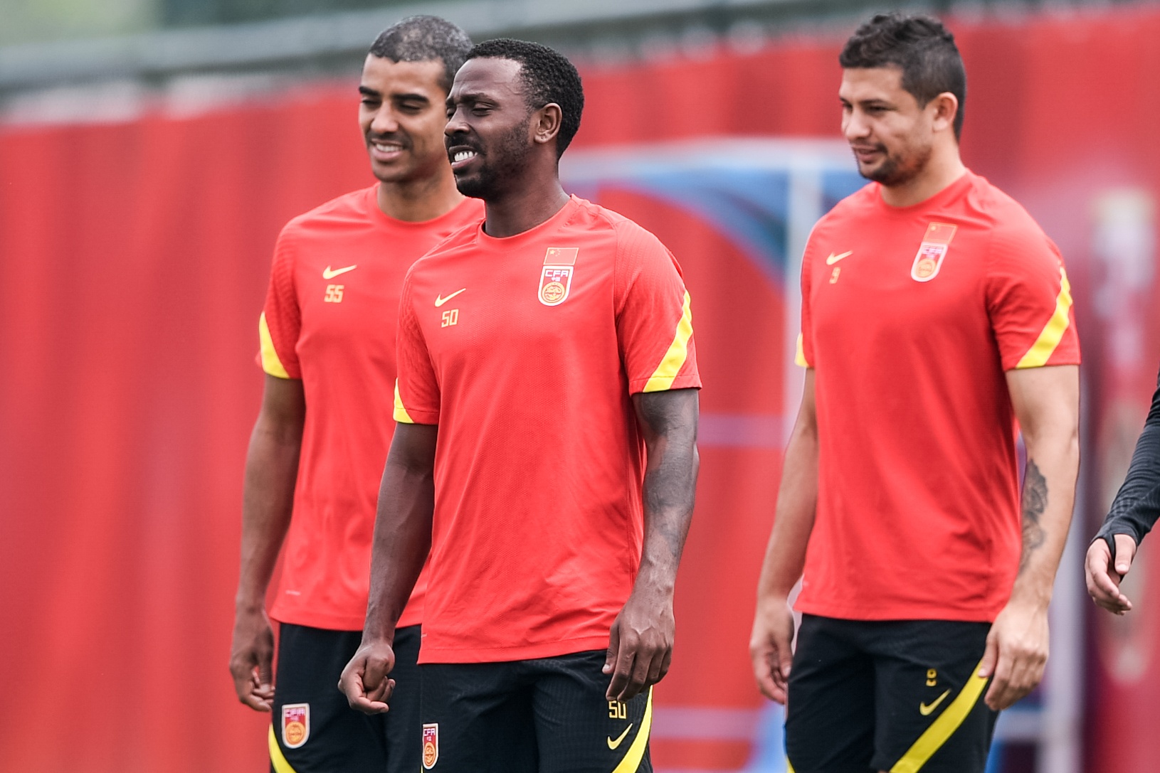 記者：有任何"歸化"外國球員的必要么?不如給U22球員更多大賽機會