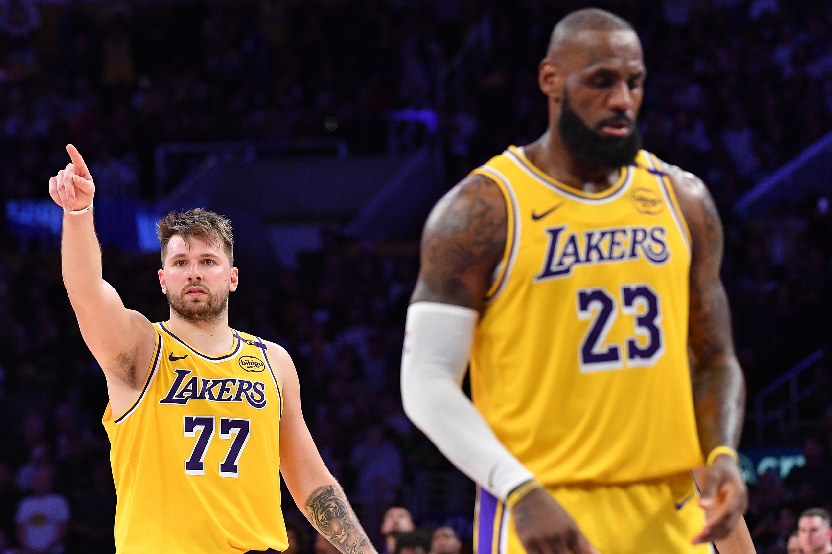 慢熱！首節湖人24投9中&命中率37.5% 三分9中2