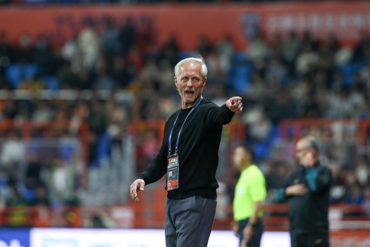 足球報(bào)：玉昆客戰(zhàn)申花不想走過場，不管踢誰都向?qū)κ质┮愿邏?></div>
                <div   id=