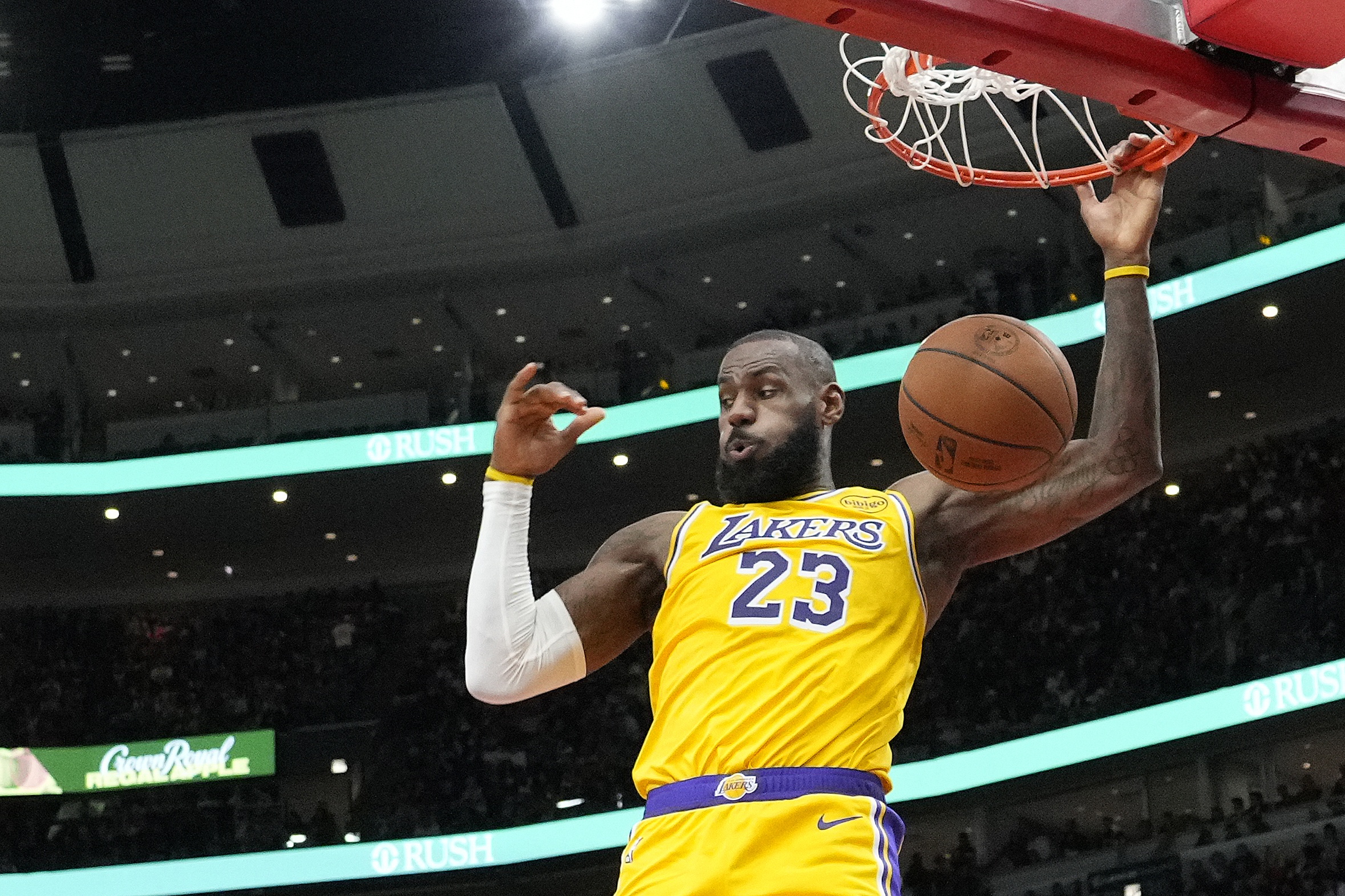 以身作則！詹姆斯上半場13中6得14分1板4助2斷 兩次造進攻犯規(guī)