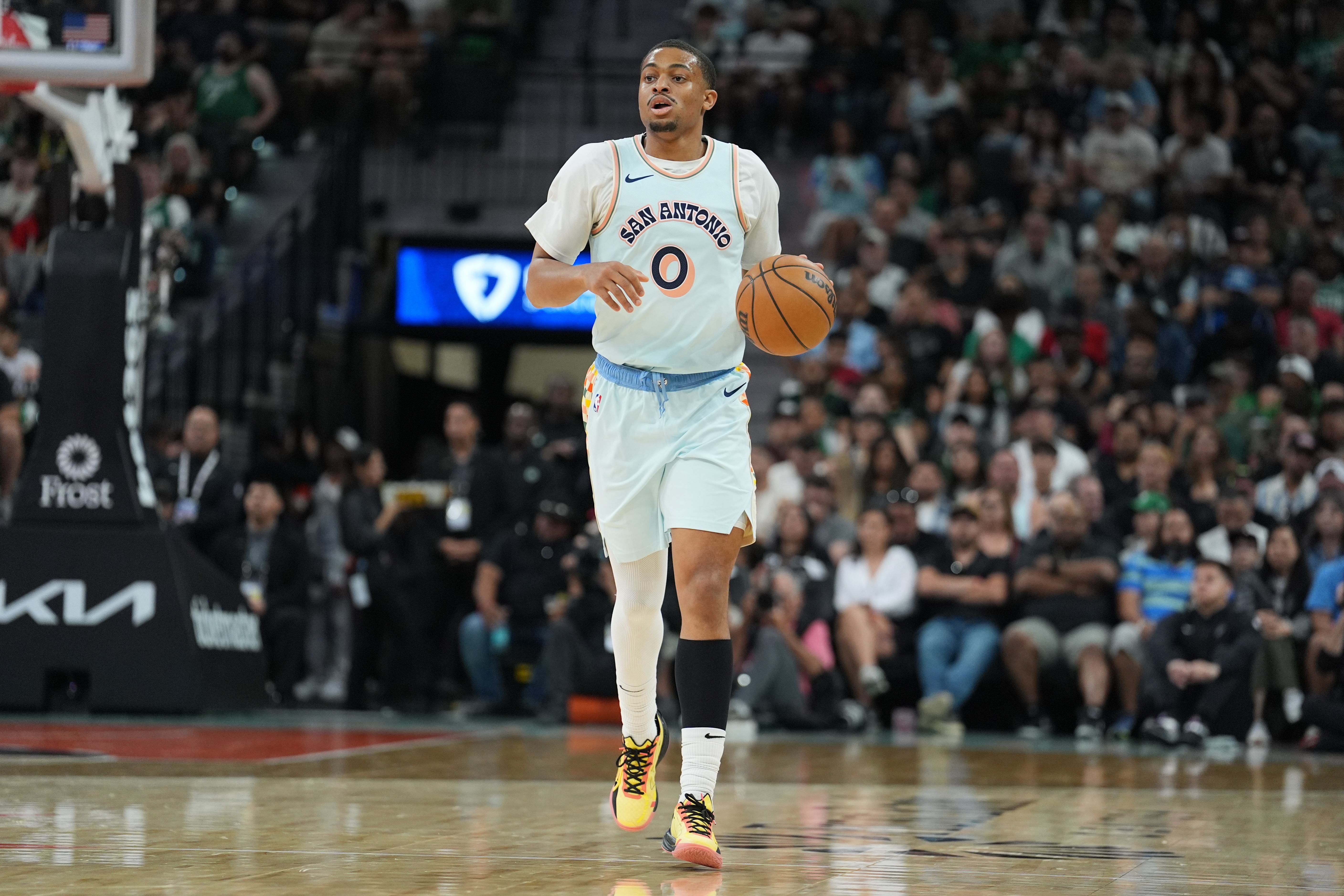 進攻就靠你了...凱爾登半場8中6砍下14分 全隊得分唯一上雙！