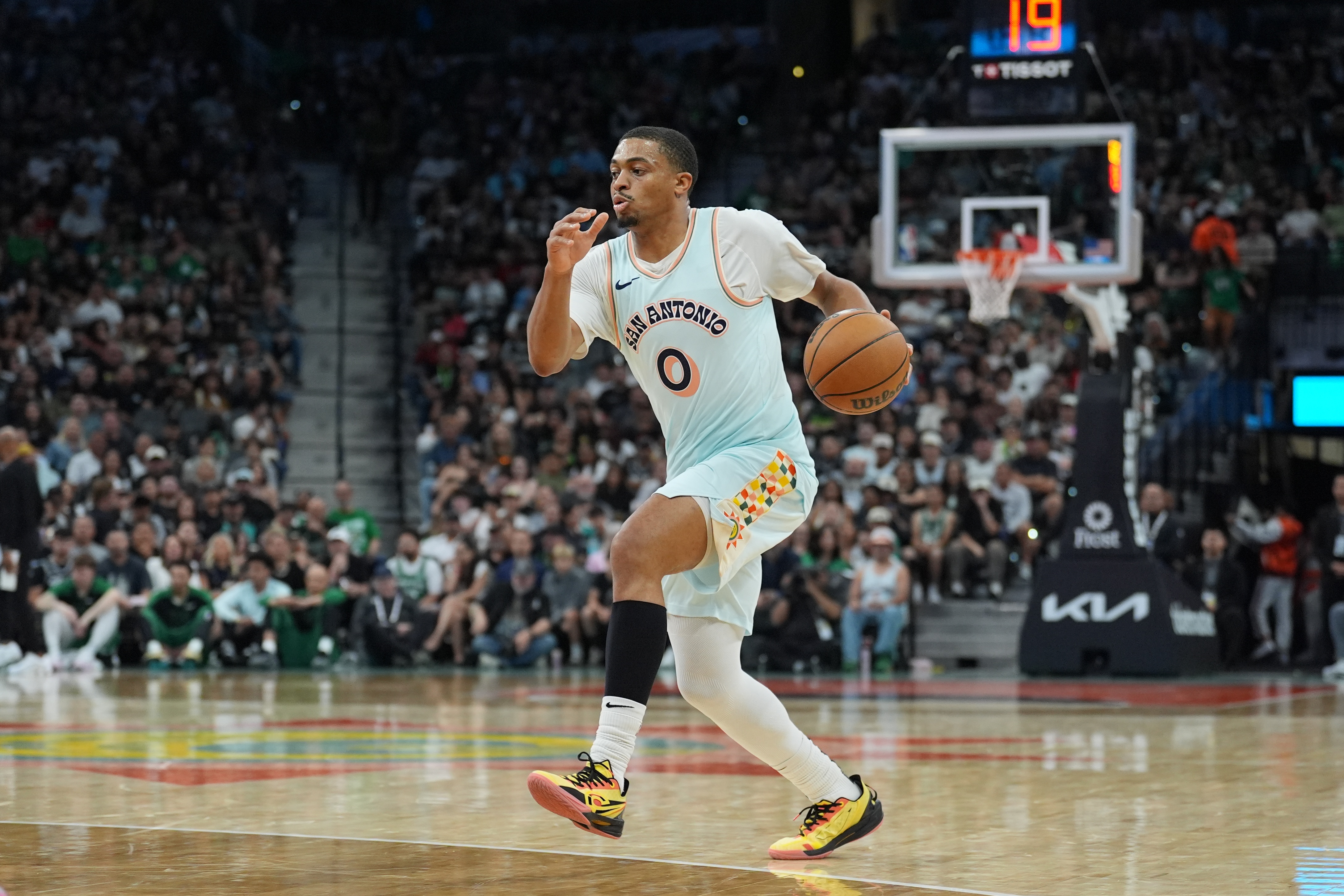 就你打得還行！凱爾登13中8拿到19分3板2助1斷